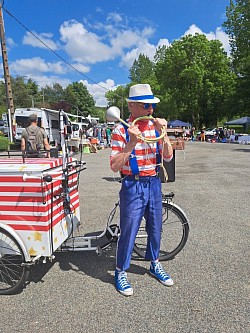 Charlie Toon sculpteur de ballons (photo Sud-Ouest)